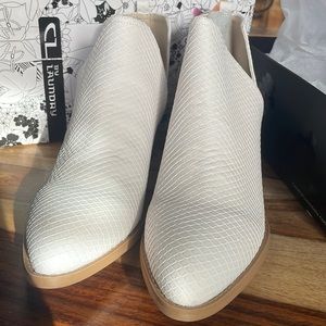 Chinese Laundry snake white size 10 booties